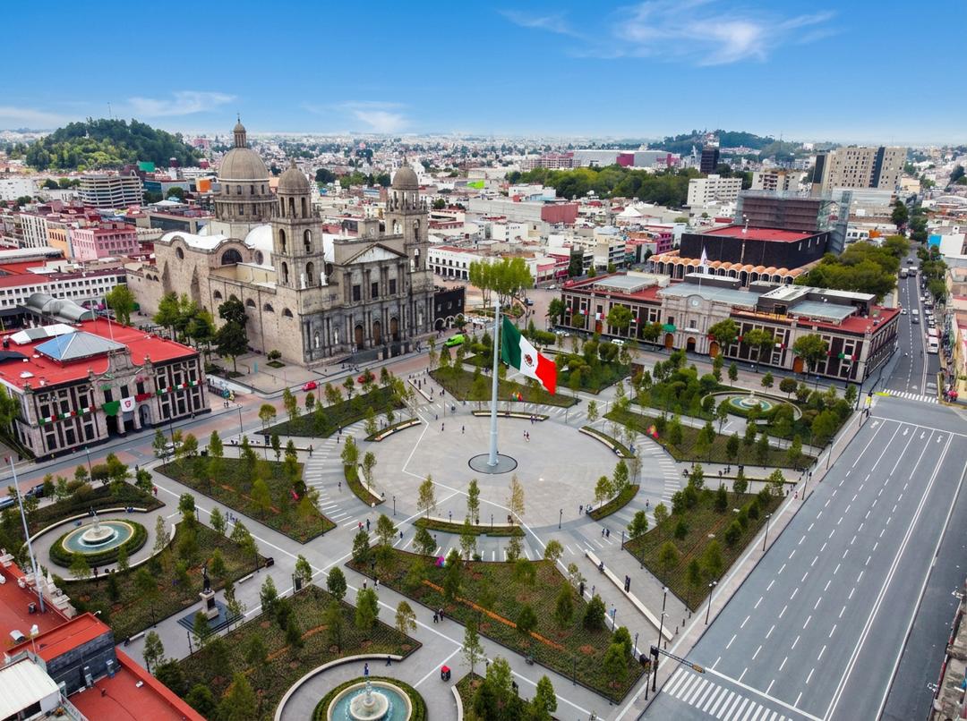Vista panorámica de Toluca con arquitectura colonial y montañas al fondo